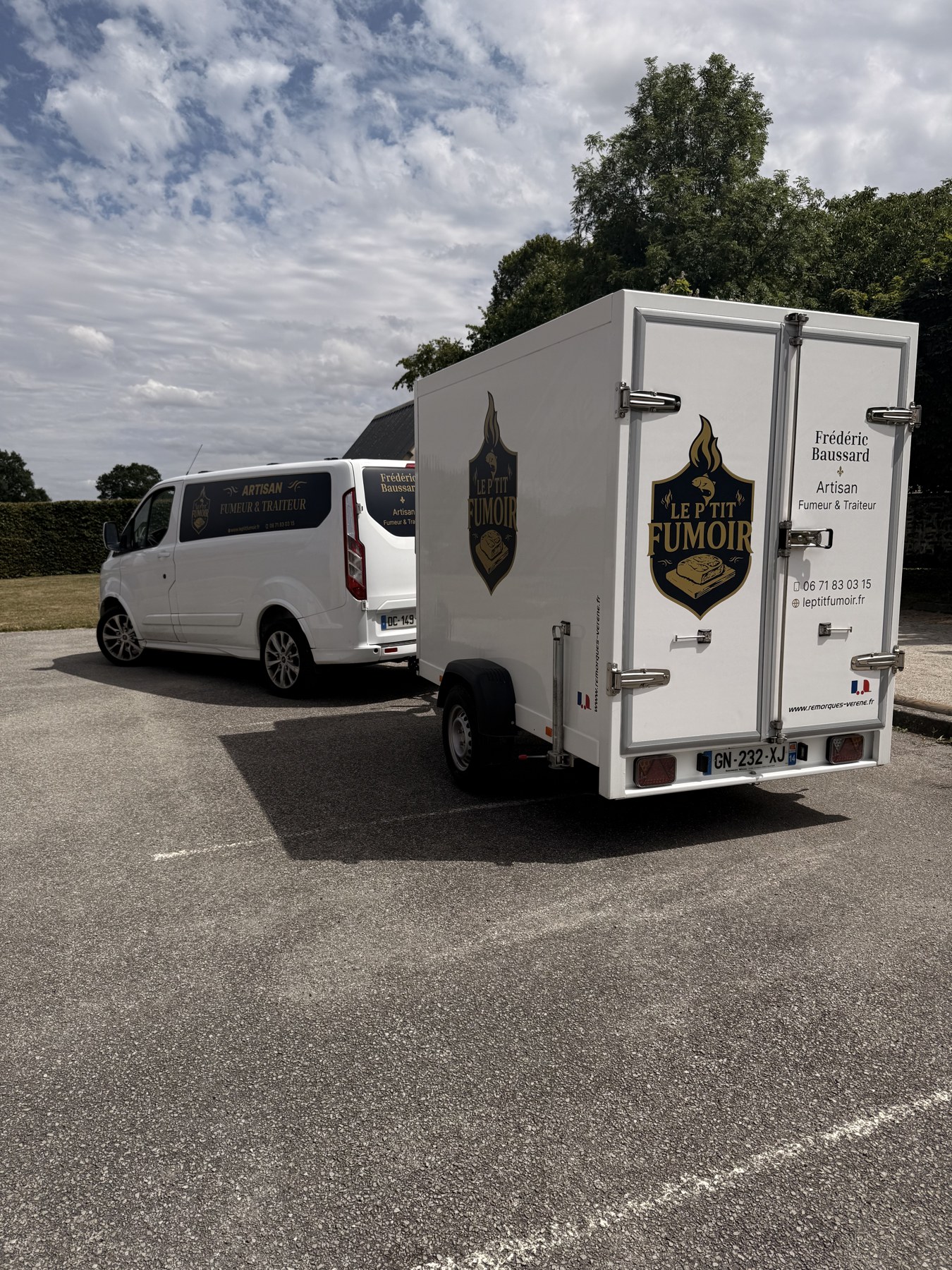 Le camion et la remorque frigorifique Le P'tit Fumoir, aux couleurs de l'artisan fumeur & traiteur Frédéric Baussard